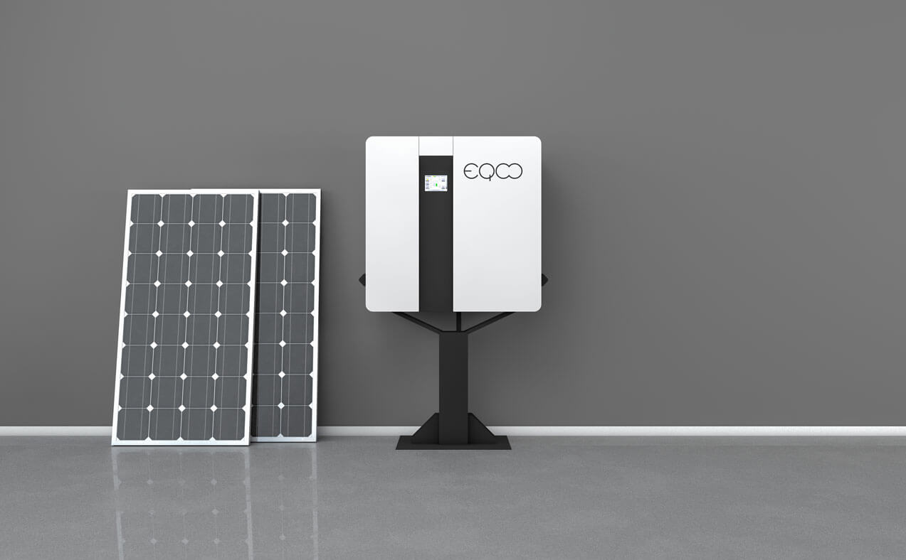 Zwei Solarpanels einer Photovoltaikanlage und ein Stromspeicher. 