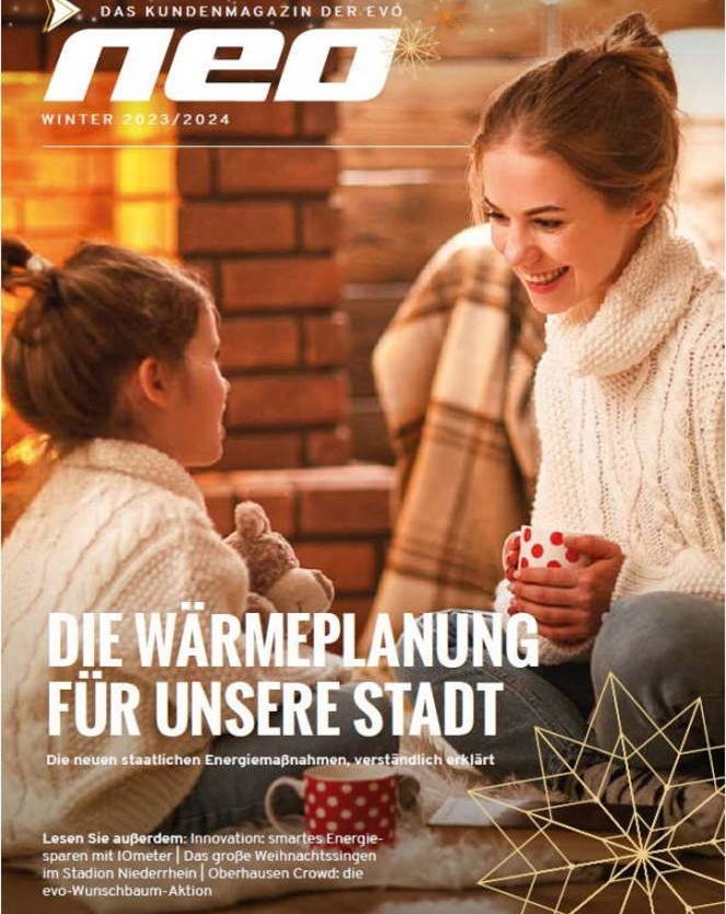 Das Cover der neo-Ausgabe Winter 23/24 ist zu sehen. Eine Frau und ein kleines Mädchen trinken darauf Kakao.