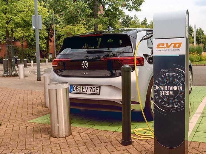 Ein Elektroauto, welches an einer evo-Ladesäule angeschlossen ist.