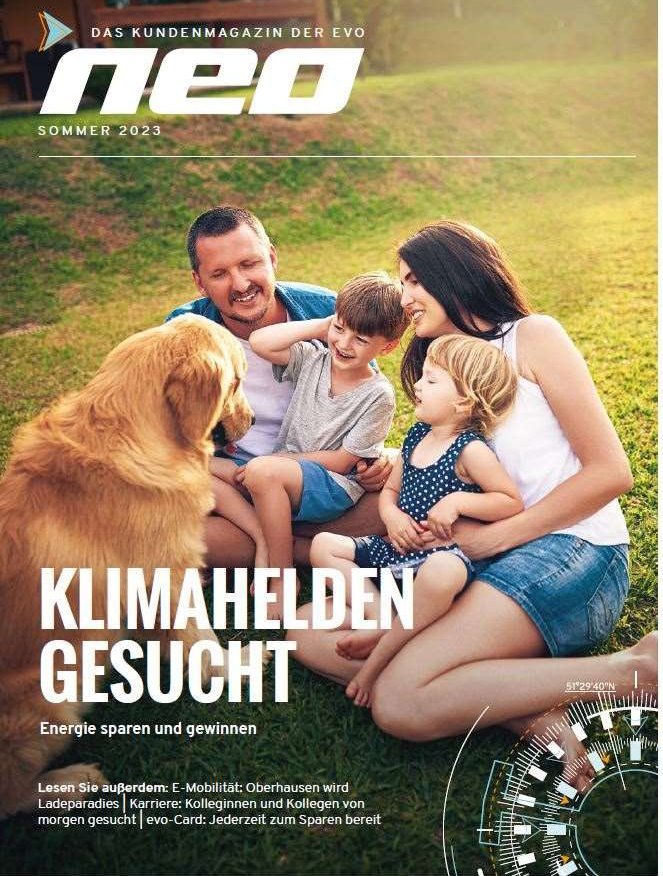Das Cover der evo-Sommerausgabe 2023. Auf dem Bild ist eine Familie mit zwei Kindern und Hund zu sehen.
