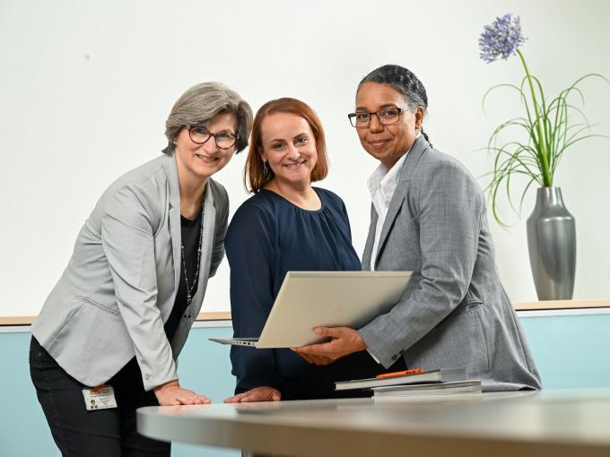 Ein Bürofoto unserer Mitarbeiterinnen Maly, Keil und Meica.