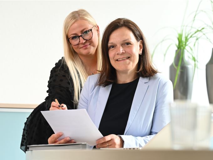 Ein Bürofoto unserer beider Mitarbeiterinnen Stoltenbauer und Gessling.