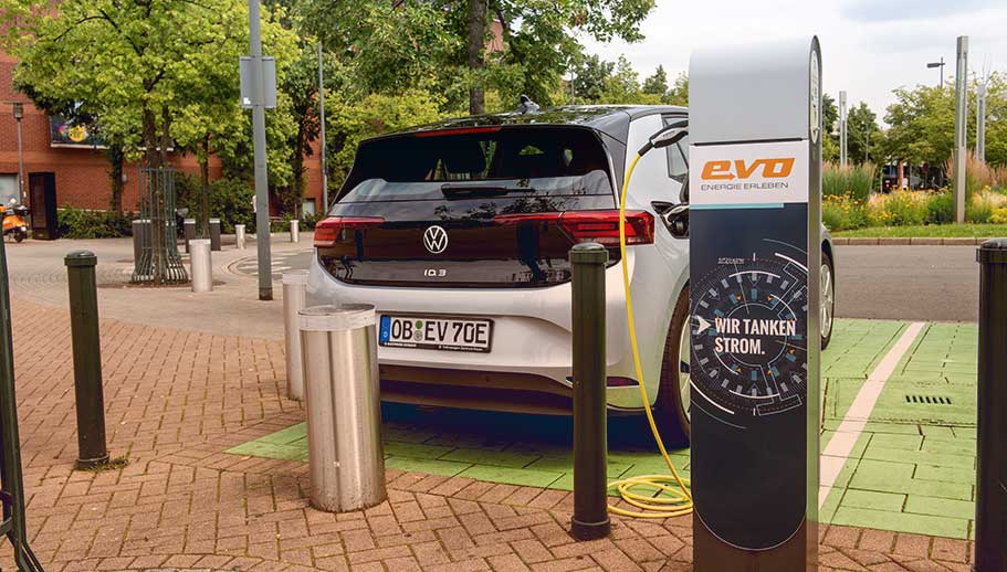 Ein Elektroauto, welches an einer evo-Ladesäule angeschlossen ist.