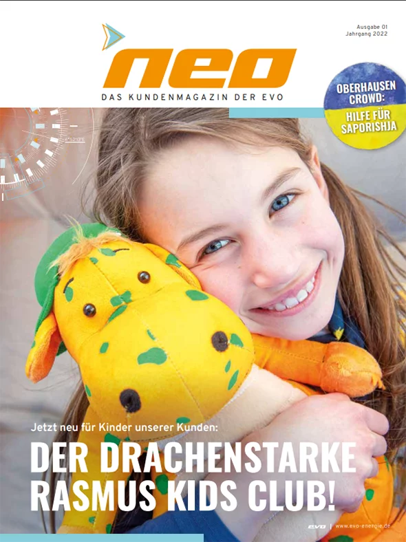 Das Cover der ersten neo-Ausgabe 2022. Auf dem Bild ist ein kleines Mädchen zu sehen, dass ein Rasmus Plüschtier fest umarmt.