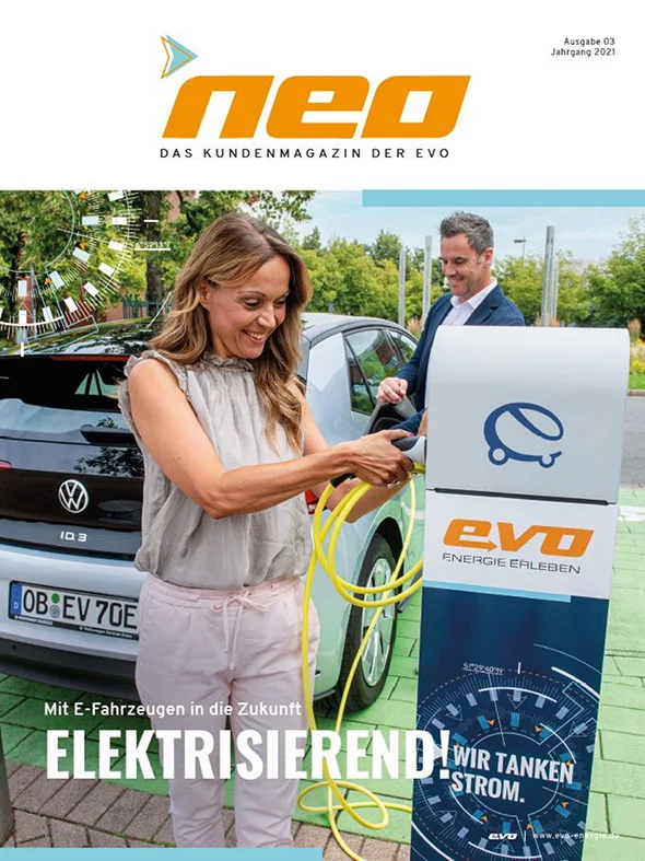 Das Cover der dritten neo-Ausgabe 2021. Auf dem Bild steckt eine Frau gerade ein Elektroauto in eine Wallbox.