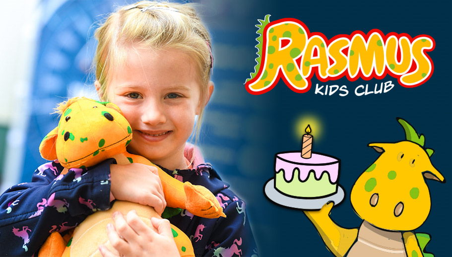 Das Logo des Rasmus Kids Club. Daneben ein kleines Mädchen, die ein Rasmus Plüschtier hält.